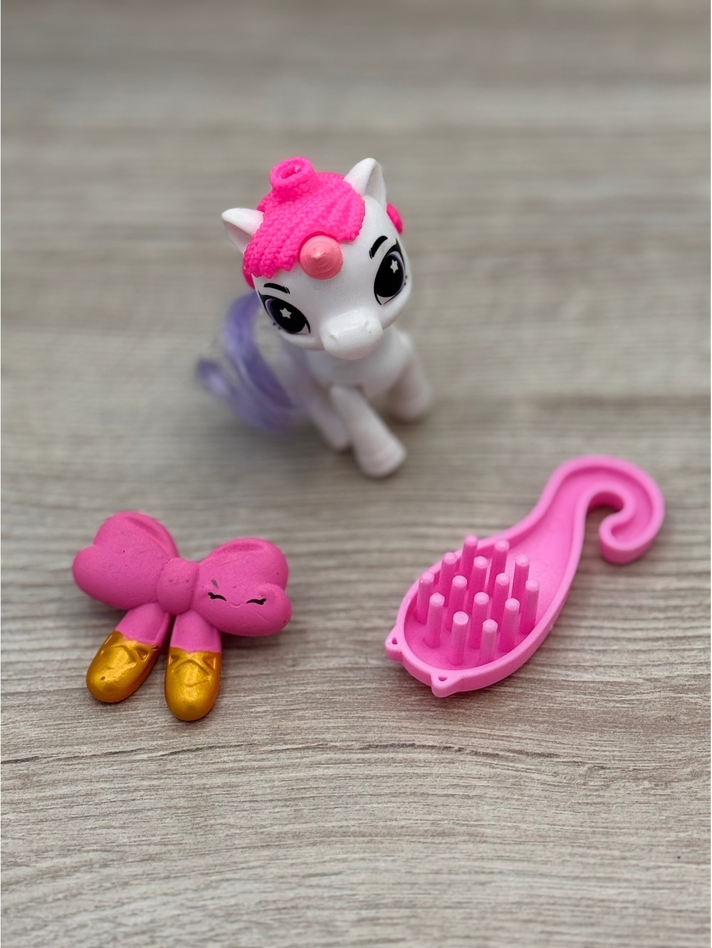 ZURU 5 Surprise Unicorn Squad White Unicorn Pink Mane Purple Tail + Accessories